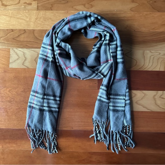 Gray check scarf - Picture 2 of 3